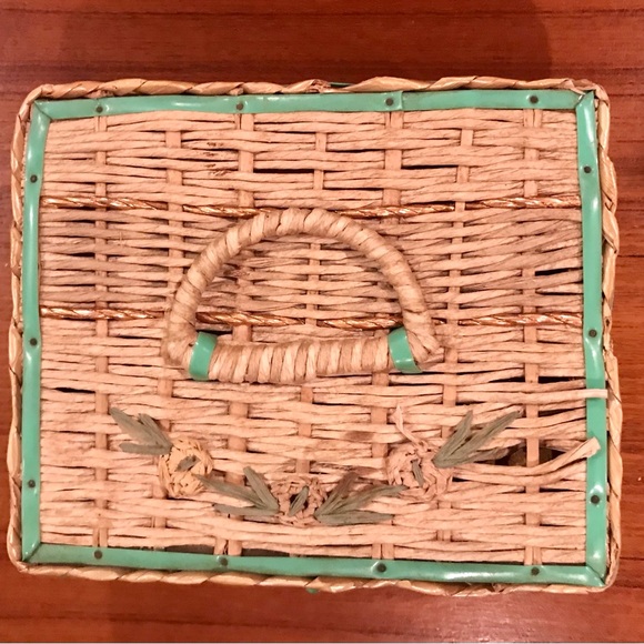 Vintage-1960s Wicker Sewing Basket, wood bottom, satiny fabric inside, Japan - Picture 3 of 5